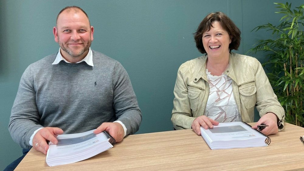 Svein Tore Drevsjø i BMO Tunnelsikring og Kristina Hansen, fylkesråd for samferdsel i Troms og Finnmark fylkeskommune, signerte kontrakten i dag. 