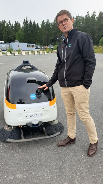 Applied Autonomy tester selvkjørende børstemaskin sammen med Statens Vegvesen på Kongsberg - Olav Madland - Sintef - NTNU - autonom feiemaskin