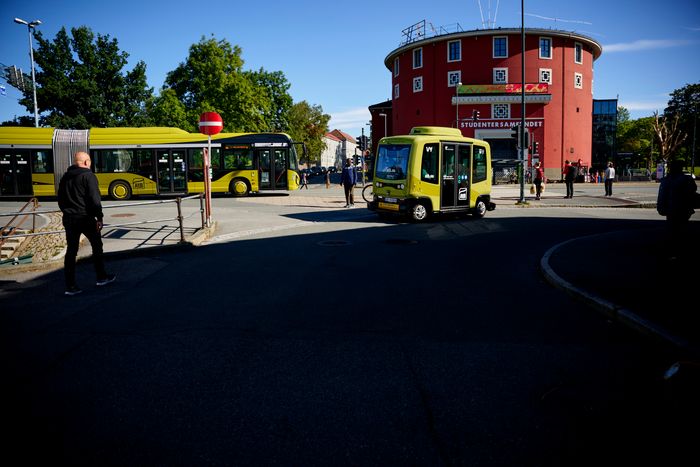 På Øya i Trondheim kjører det rundt en buss, helt på egen hånd. Autonom buss - smarte byer - selvkjørende buss - AtB Andreas Enge