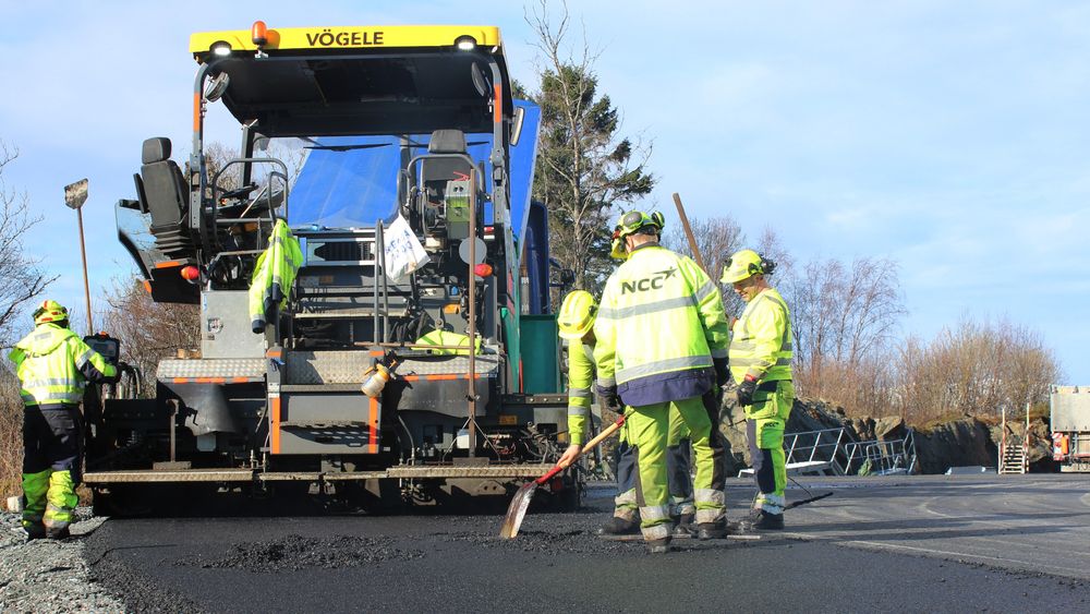 20 000 tonn asfalt skal fordeles på fylkesveier i tilsammen 15 kommuner i Vestland før vinteren setter inn.