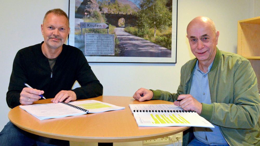 Kontrakten ble signert av Halgeir Brudeseth (t.v., prosjektleder i Statens vegvesen) og Agnar Haugen (avdelingsleder i Norsk Saneringsservice AS).