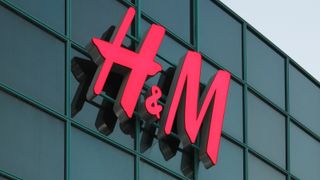 H&M-logo på veggen til et kjøpesenter i Israel.