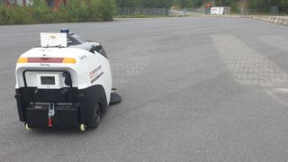 Applied Autonomy tester selvkjørende børstemaskin sammen med Statens Vegvesen på Kongsberg - Olav Madland - Sintef - NTNU - autonom feiemaskin