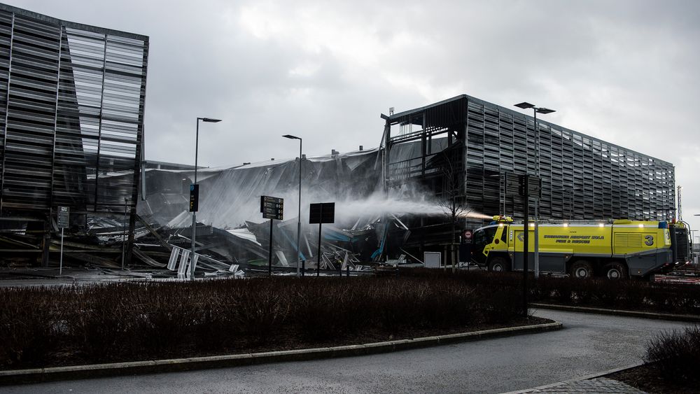 Deler av parkeringshuset raste sammen etter brannen på Stavanger lufthavn Sola.
