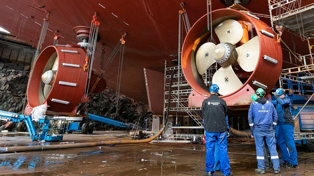 Verftene er motoren i maritim næring. Hver arbeidsplass skaper opptil fem ekstra arbeidsplasser. Her monteres Brunvoll-propeller på Nexans Aurora i tørrdokken til Ulstein Verft.