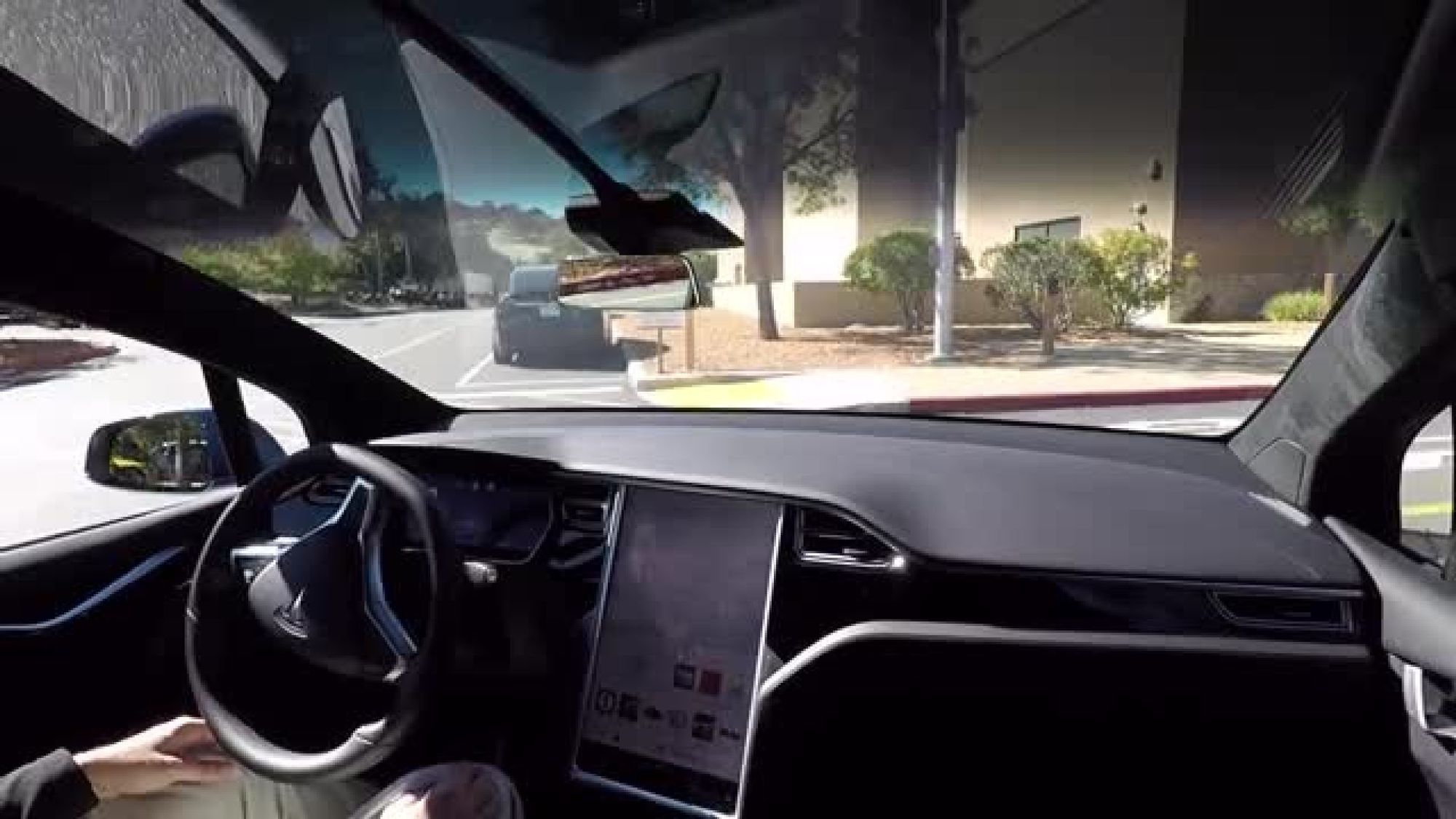 Slik fungerer Teslas nye teknologi for selvkjøring 