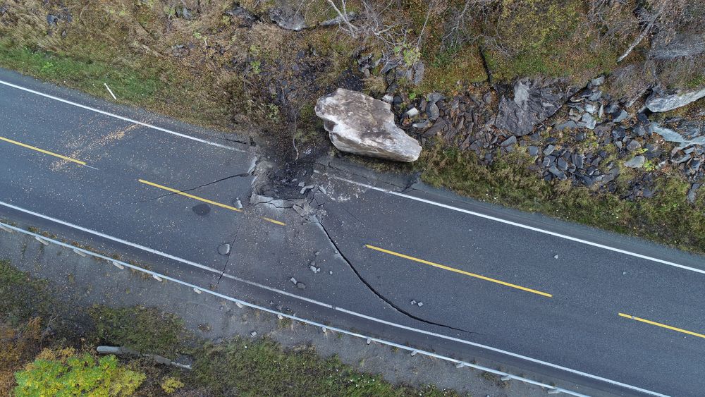 En diger kampestein falt mandag over E6 i Storfjord i Troms. Veien har fått store sprekker og er stengt for trafikk. 