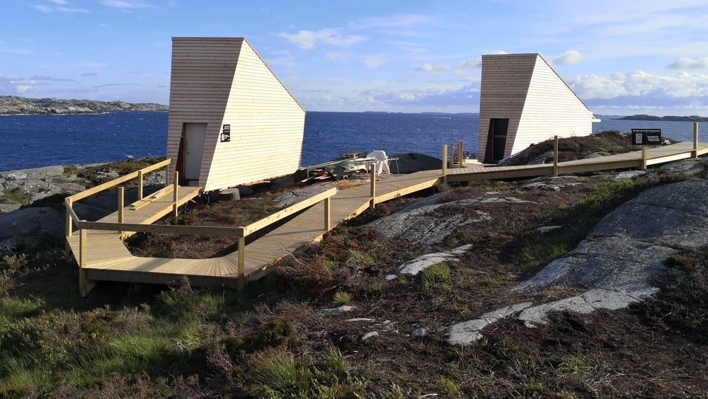 Hyttene er ikke så hermetiske som det kan se ut til her. Mot havet er det peis og store vinduer.