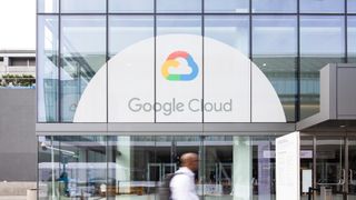 Mann går forbi bygning med stor Google Cloud-logo i bakgrunnen. Bildet er fra Google Cloud Next-konferansen i 2019.
