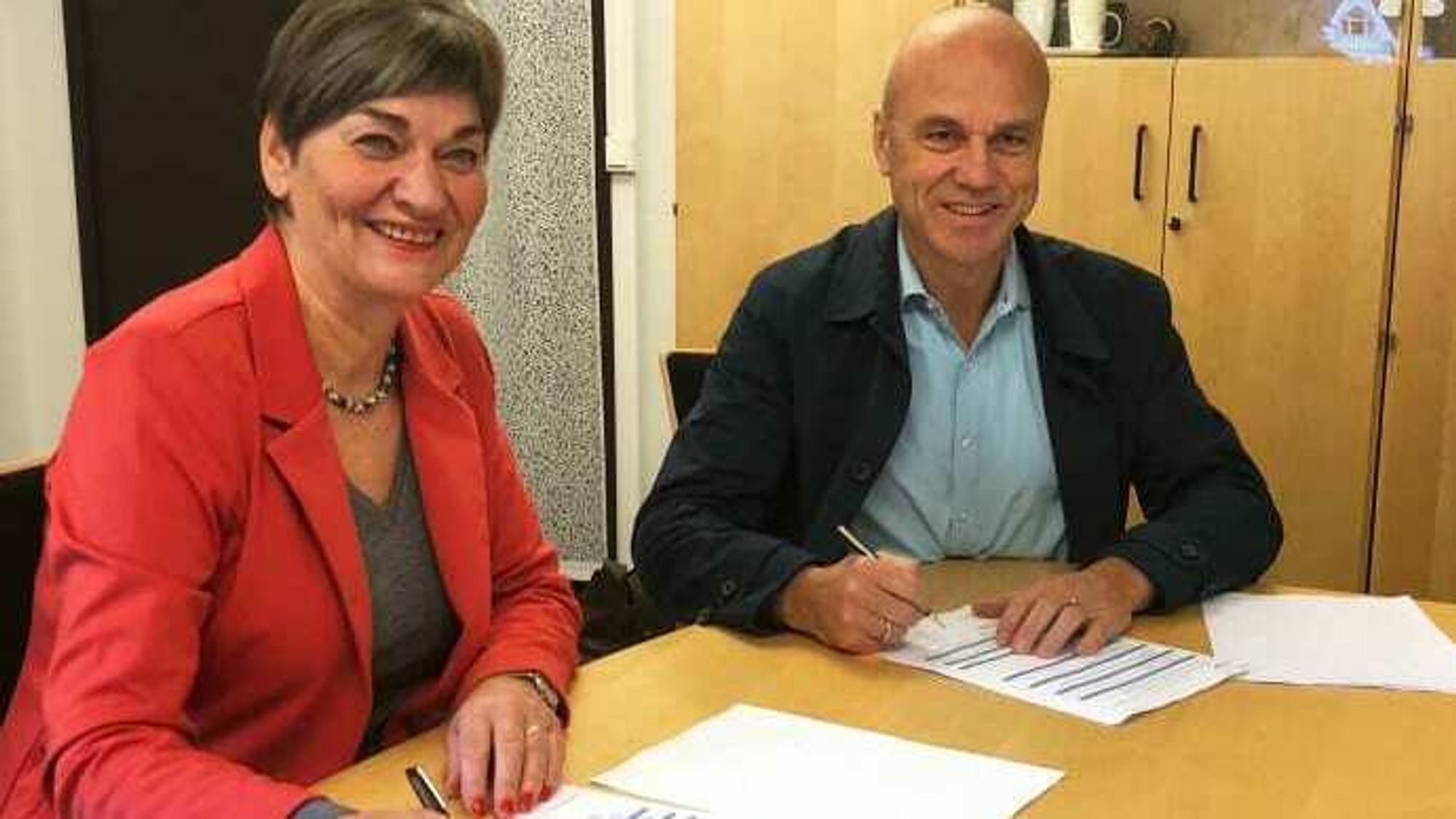 Ordfører Eva Hove i Fjord kommune og konsernsjef Erik Espeset i Tafjord signerer en avtale som gir alle i kommunen tilgang til fiber.