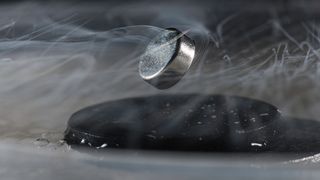 En magnet som svever over en superleder kjølt med flytende nitrogen.