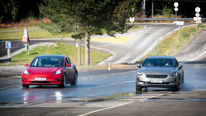 Tesla Model 3 og Polestar 2 på glattkjøringsbane.