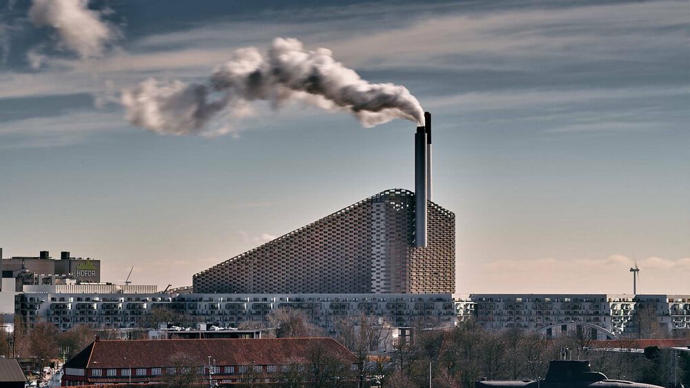 Forbrenningsanlegget Amager Bakke i København.
