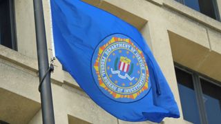 Flagg med FBIs emblem, fotografert utenfor J. Edgar Hoover-bygningen i Washington D.C.
