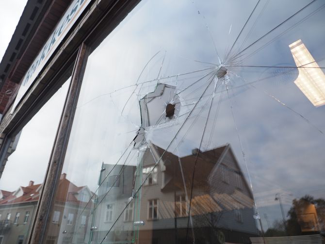 Skadene var synlige etter angrepet på Rakkestad Avis.