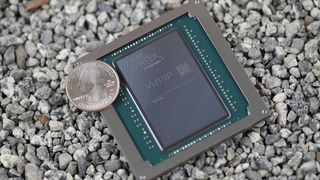 FPGA-en Virtex UltraScale+ VU19P fra Xilinx, sammenlignet med en 25 cent-mynt.