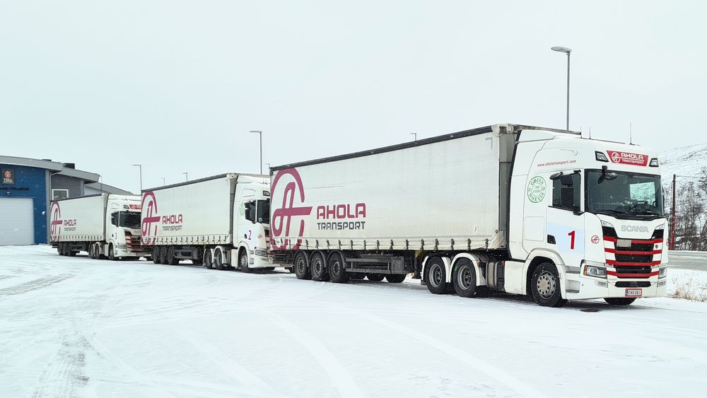 I samarbeid med Finske Ahola og NTNU har Statens Vegvesen testet å koble sammen lastebiler til såkalte tungbil-tog, eller truck trains.