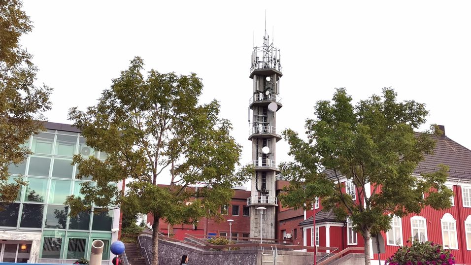 Mange steder i Norge har mobiloperatørene utstyret i samme mast, her representert ved den ruvende masta i Brønnøysund sentrum.