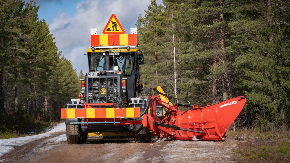 Den nye veihøvelen er utstyrt med unike og spesiallagde fester for sideplog, snøstopper og grusstrengspreder. 