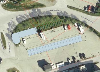 Slik ønsket Tesla opprinnelig å etablere ladestasjoner, en rekke ladeuttak rett til høyre for eksisterende ladestasjon etablert i enden av parkeringsplassen.