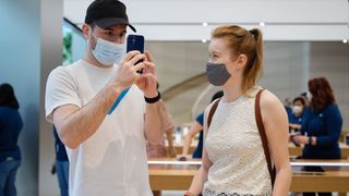 Apple-kunder med ansiktsmaske.