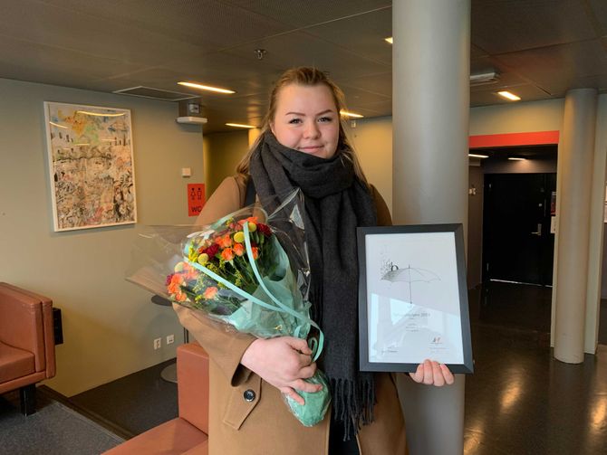 Julie Sætre fra Avisa Nordhordland, med prisen for «Årets lokale sak».
