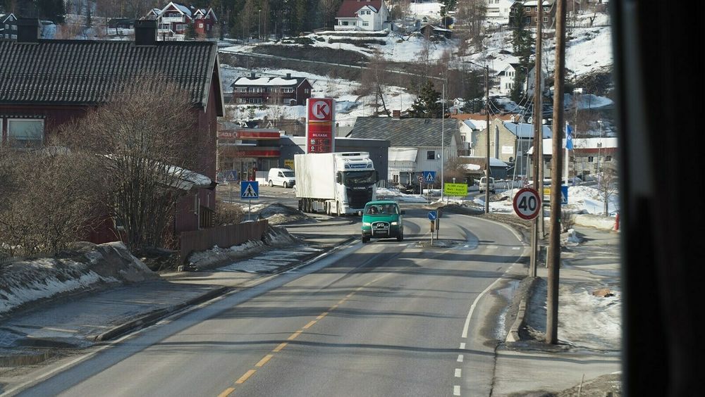 Dagens E6 gjennom Gudbrandsdalen har varierende standard. Veien går blant annet gjennom Ringebu sentrum, med fartsgrense på 40 km/t.