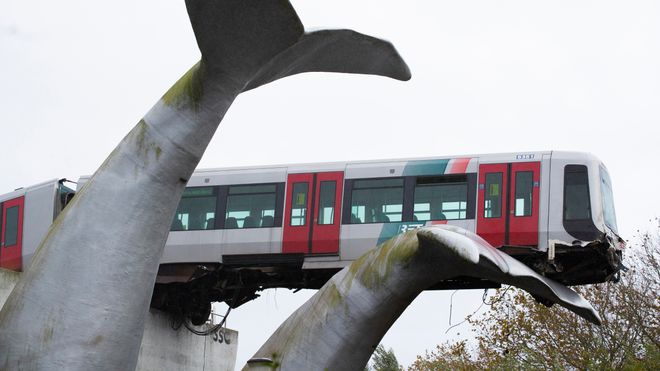 Hval-skulptur stoppet løpsk T-bane fra å styrte i vannet