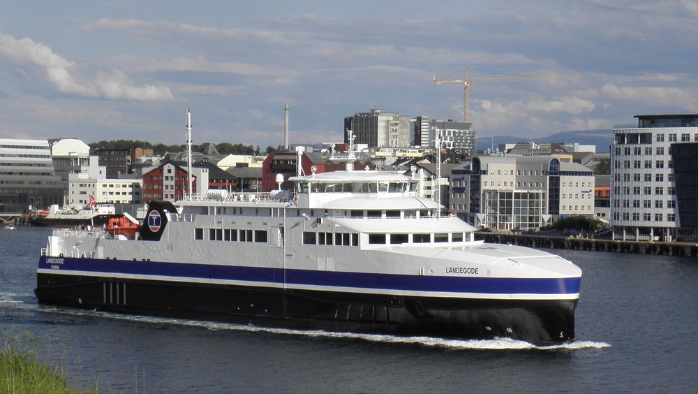 Torghatten Nord trafikkerer Bodø-Værøy-Røst-Moksnes med to LNG-ferger, MF Landegode (bildet) og søsterfergen MF Værøy. Fra 2024 vil de bli erstattet av hydrogenferger.