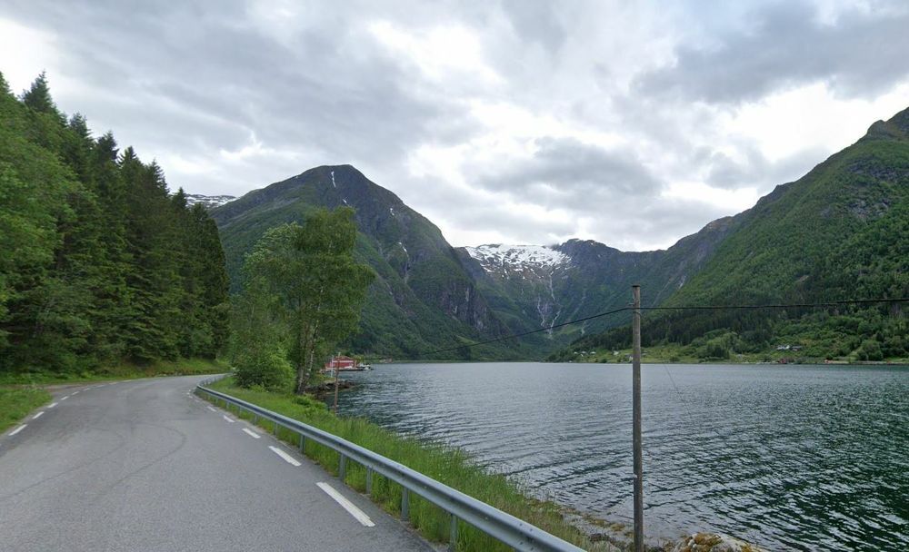 Fv 55 svinger seg inn og ut av Esefjorden  mellom Tjugum og Balestrand.