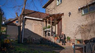 Oddveig har ikke råd til å bo i egen bolig – Fornebubanen har stoppet salg i seks år