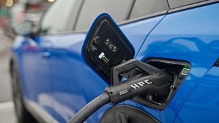 Rapport: Akutt mangel på hurtigladere i Europa – kan dempe interessen for å kjøpe elbil