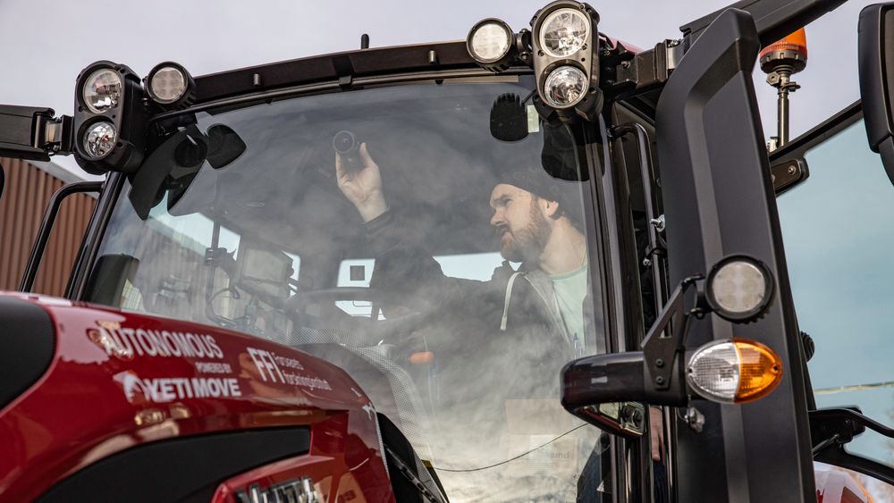 Her tester FFI selvkjøringsteknologien til Yeti på traktorer som skal kunne frakte utstyr til stridsområder.
