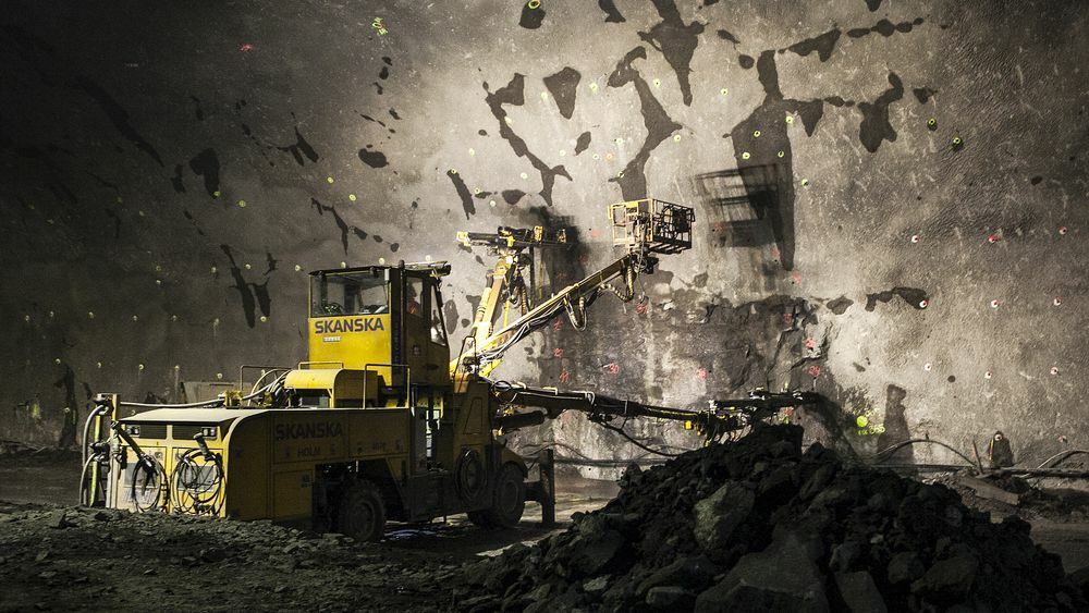 En borerigg fra AMV i aksjon ved det som i dag er Holmestrand stasjon. Skanska har ingenting med saken å gjøre.