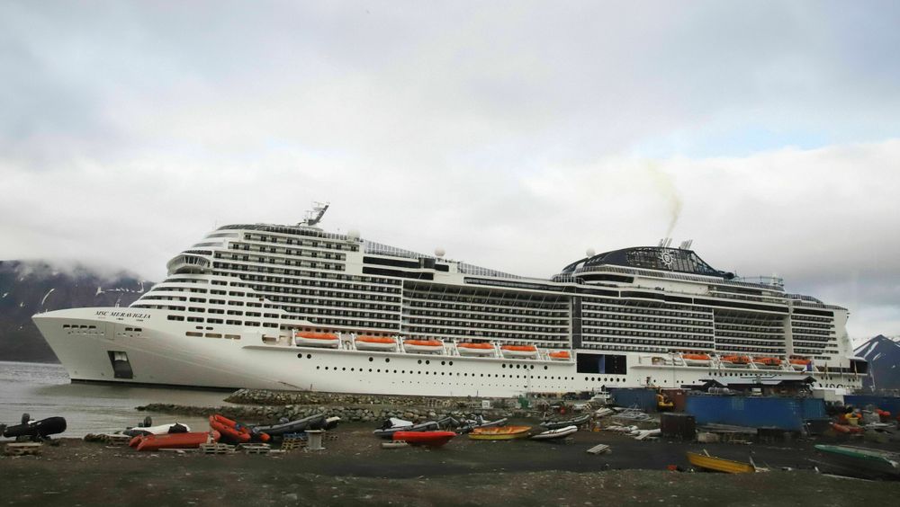 MSC Meraviglia til havn i Longyearbyen sommeren 2018. Skipet har en kapasitet på over 6000 mennesker.