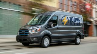 Ford lanserer motorsterk elektrisk Transit med 350 kilometer rekkevidde