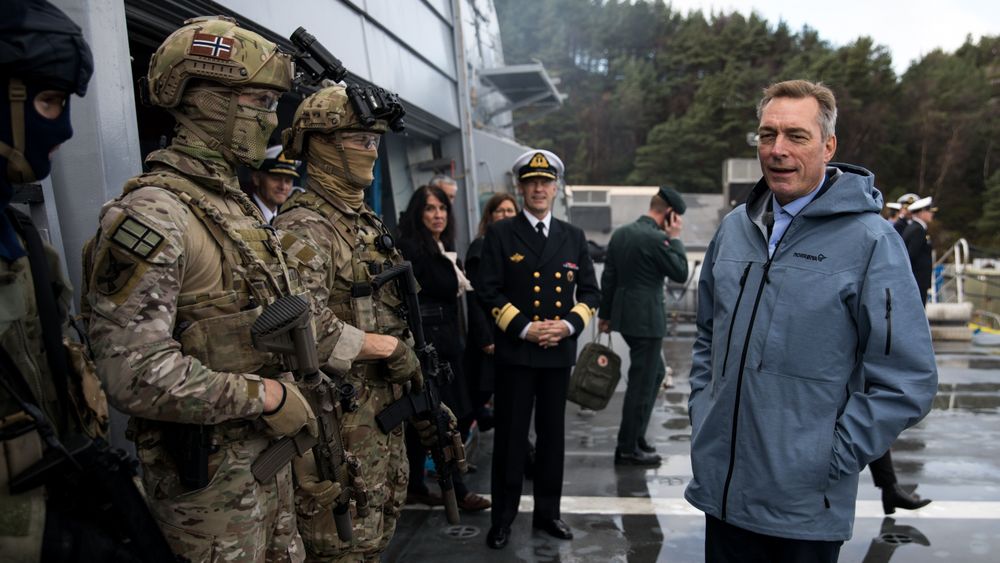 Forsvarsminister Frank Bakke-Jensen besøkte Sjøforsvaret for første gang i oktober 2017, om bord på fregatten KNM Roald Amundsen, et drøyt år før ulykken med søsterskipet KNM Helge Ingstad.