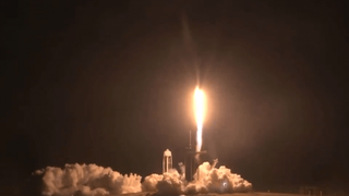 SpaceX sender astronauter til ISS: Fikk problemer fire timer etter utskytning