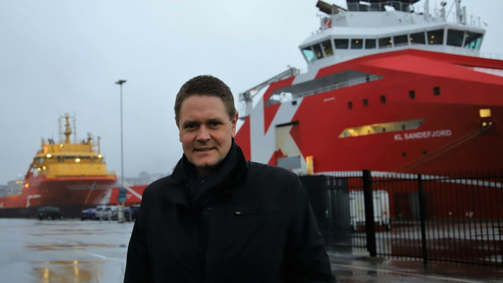 Administrerende direktør Harald Solberg i Norges Rederiforbund. Bak til venstre ligger supplyskipet Viking Energy som skal få installert en ammoniakkdrevet brenselcelle om bord.