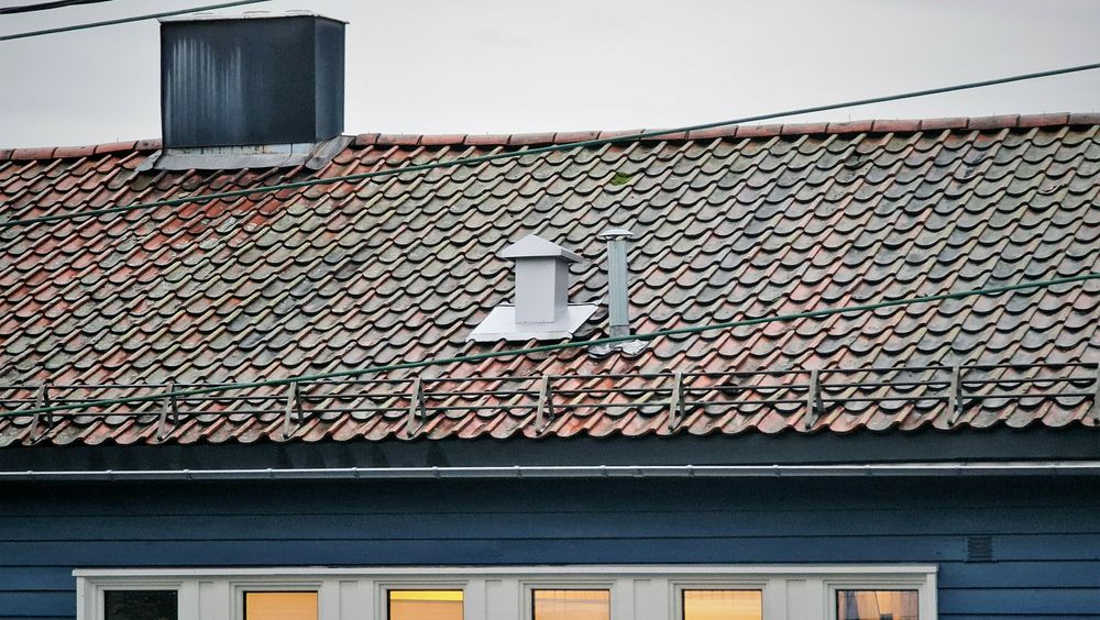 Røret til høyre slipper ut luft fra avløpssystemet. Det er nødvendig for at vannlåsene i huset skal fungere.