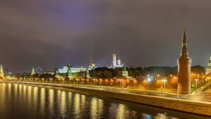 /2625/2625702/Vista_general_del_Kremlin%2C_Mosc%C3%BA%2C_Rusia%2C_2016-10-03%2C_DD_18-19_HDR.300x169.jpg