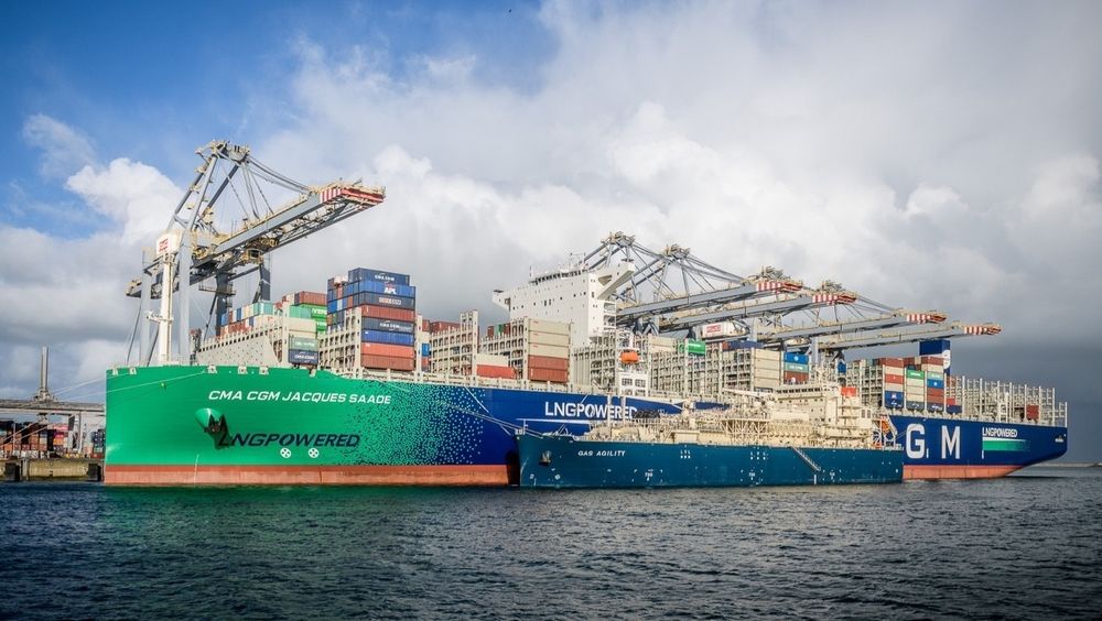 CMA CGM Jacques Saadé bunkrer 17.300 kubikkmeter gass fra Totals bunkringsfartøy Gas Agilty i Rotterdam.