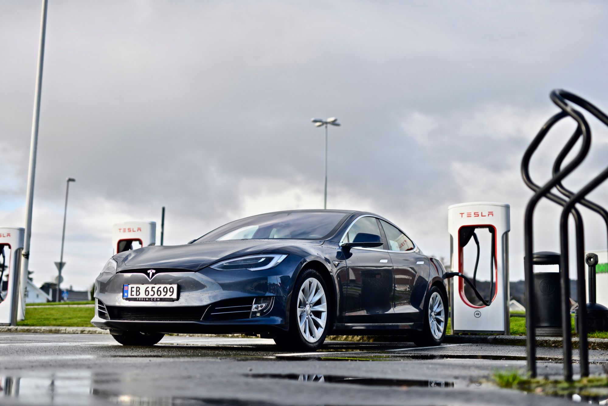 Сколько заряжать теслу. Tesla model s на зарядке. Tesla model 3 электромобиль зарядка. Тесла модель s заряжается. Тесла суперчарджер.