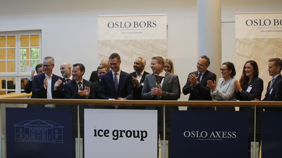 Finansdirektør Henning Karlsrud i Ice Group var sentral i børsnoteringen, som bildet er fra. Karlsrud er mannen med lilla slips til venstre for administrerende direktør Eivind Helgaker og kommersiell direktør Shiraz Abid i midten av bildet.