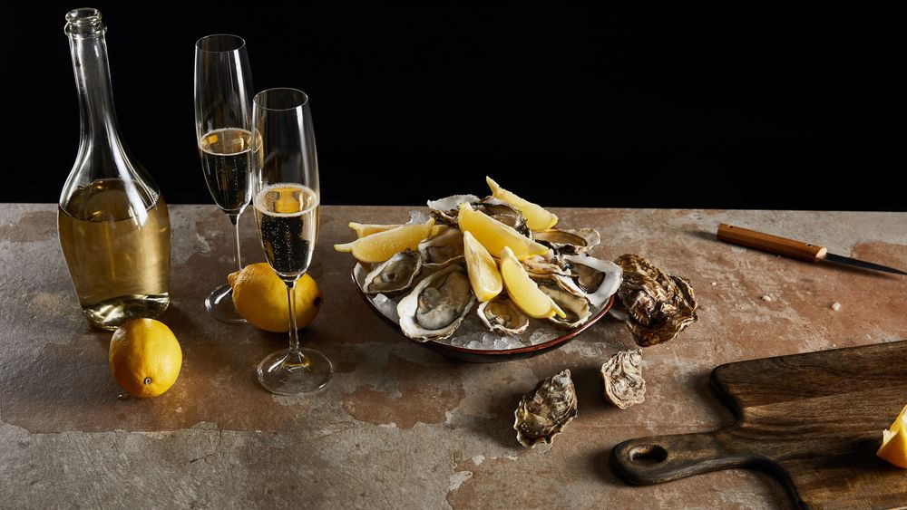 Når østersen har truffet smakscellene, gitt den gode umamismaken og deretter blitt svelget, blir smaken stille og rolig utvisket av spyttet. Inntil du tar en slurk champagne.