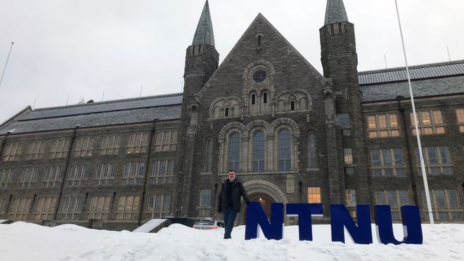 Professor Geir Egil Dahle Øyen utenfor NTNU januar 2020.