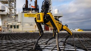 Den firbeinte robothunden har hatt sin første arbeidsuke offshore: Styres fra hjemmekontor på land