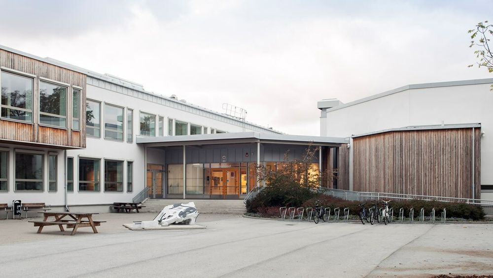 Slik ser skolen ut i dag. Bygget er fra 1970 og var svært lite energieffektivt.
