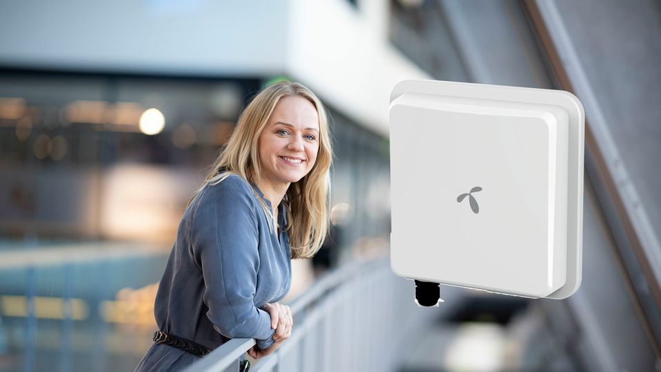 Leder for TV og bredbånd i Telenor, Camilla Amundsen, lover TV over fast trådløst bredbånd i løpet av 2021. Innfelt er et bilde av den utendørs antennen som skaper bredbånd via mobilnettet. 