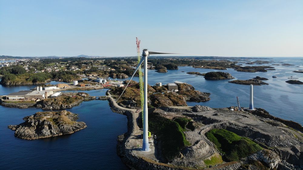 På Storøy i Karmøy kommune er to vindturbiner plassert i et industriområde, på et gammelt slaggdeponi fra aluminiumsindustrien.
